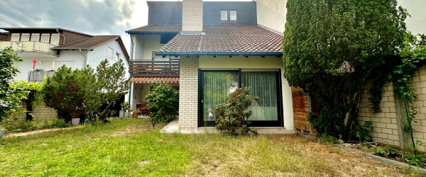 Licht, Weite und Wohnkomfort – Einfamilienhaus mit Galerie, zwei Kaminen und Garten in Mühlheim | optimhome Immobilien Deutschland • Kaufen & Verkaufen Bild Licht, Weite und Wohnkomfort – Einfamilienhaus mit Galerie, zwei Kaminen und Garten in Mühlheim